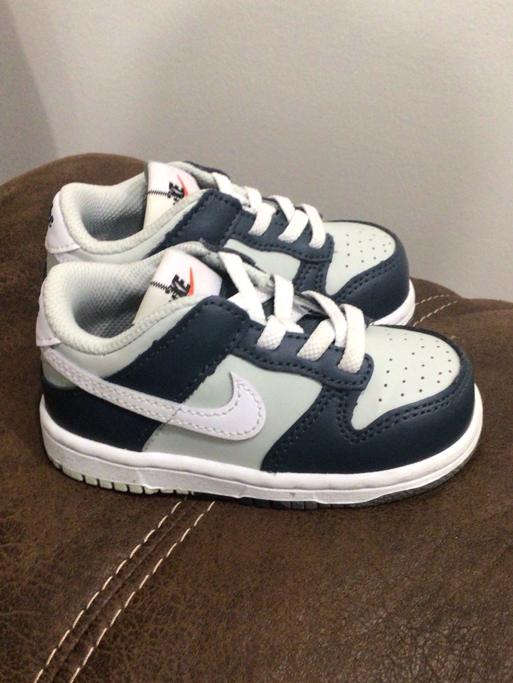 Nike Kids Low-Top Sneakers in Navy and White
